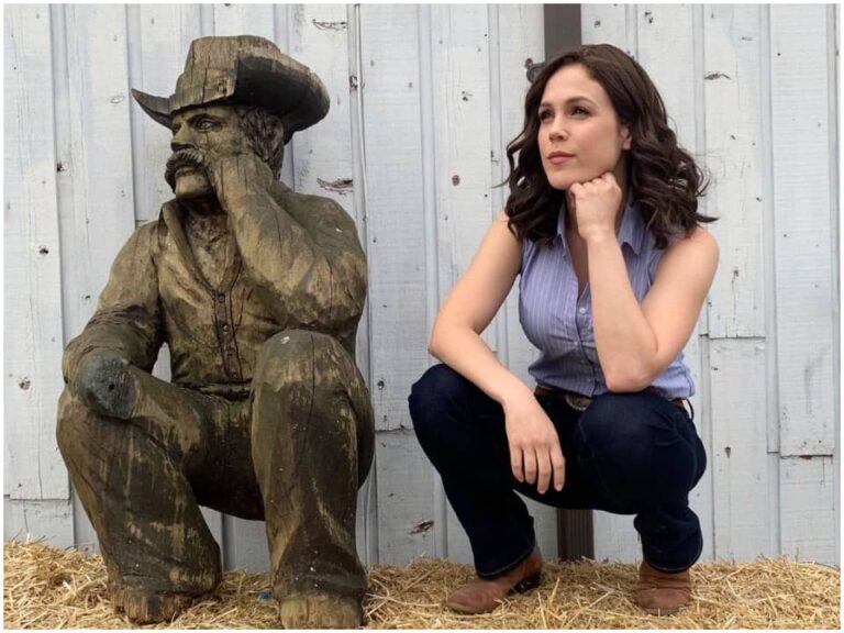 Erin Krakow Biography, Age, Height, Boyfriend, Net Worth - Wealthy Spy
