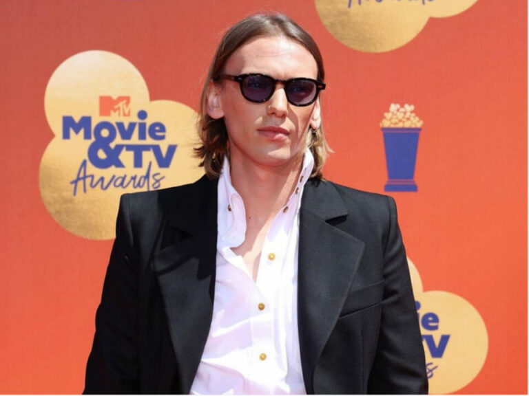 Jamie Campbell Bower Bio, Age, Height, Girlfriend, Net Worth